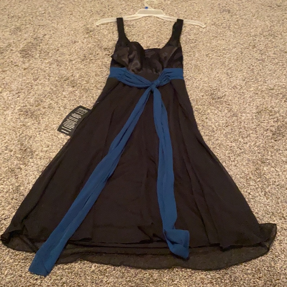 Dress - Picture 4 of 4